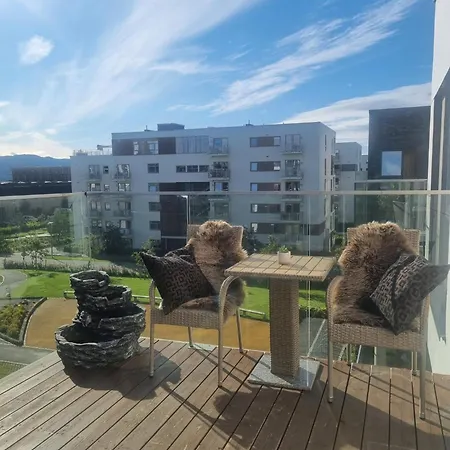 Toppleilighet med utmerkede solforhold sentralt ved jernbanestasjon, IKEA og kjøpesenter Leilighet *
