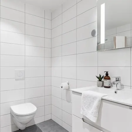 Toppleilighet med utmerkede solforhold sentralt ved jernbanestasjon, IKEA og kjøpesenter