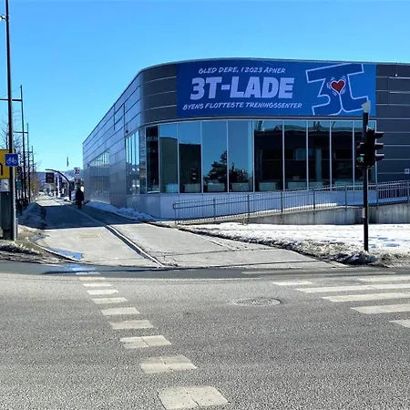 Toppleilighet med utmerkede solforhold sentralt ved jernbanestasjon, IKEA og kjøpesenter Leilighet Trondheim