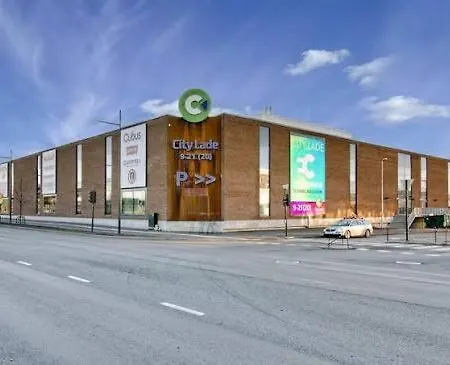 Penthouse Toppleilighet Med Utmerkede Solforhold Sentralt Ved Jernbanestasjon, Kjopesenter Og Ikea