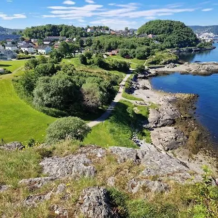 Toppleilighet med utmerkede solforhold sentralt ved jernbanestasjon, IKEA og kjøpesenter Leilighet *