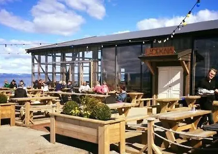 Toppleilighet med utmerkede solforhold sentralt ved jernbanestasjon, IKEA og kjøpesenter