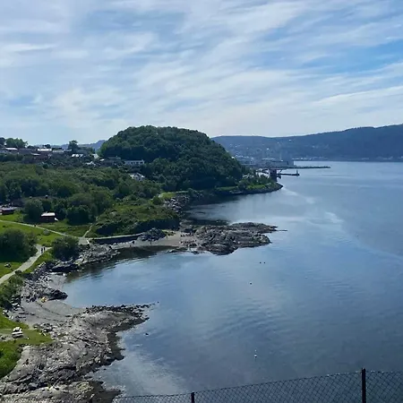Leilighet Toppleilighet med utmerkede solforhold sentralt ved jernbanestasjon, IKEA og kjøpesenter *