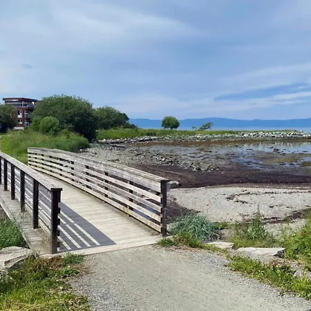 Leilighet Toppleilighet med utmerkede solforhold sentralt ved jernbanestasjon, IKEA og kjøpesenter Trondheim