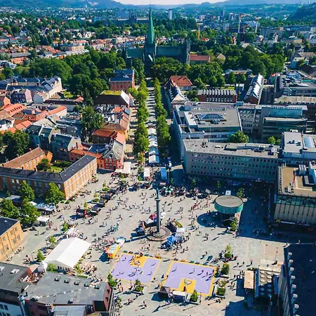 Leilighet Toppleilighet med utmerkede solforhold sentralt ved jernbanestasjon, IKEA og kjøpesenter